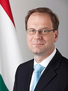 Navracsics Tibor miniszter